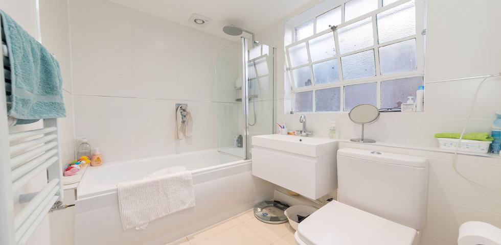 			HEATING and HOT WATER INCLUDED, 2 Bedroom, 1 bath, 1 reception Flat			 Mortimer Crescent , KILBURN PARK / MAIDA VALE